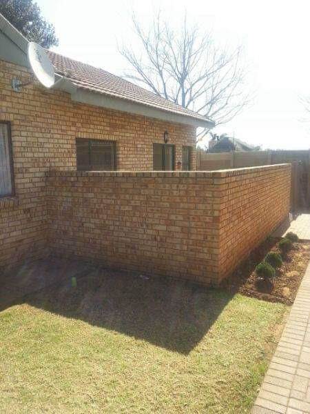 2 Bed Townhouse in Vaalpark photo number 1