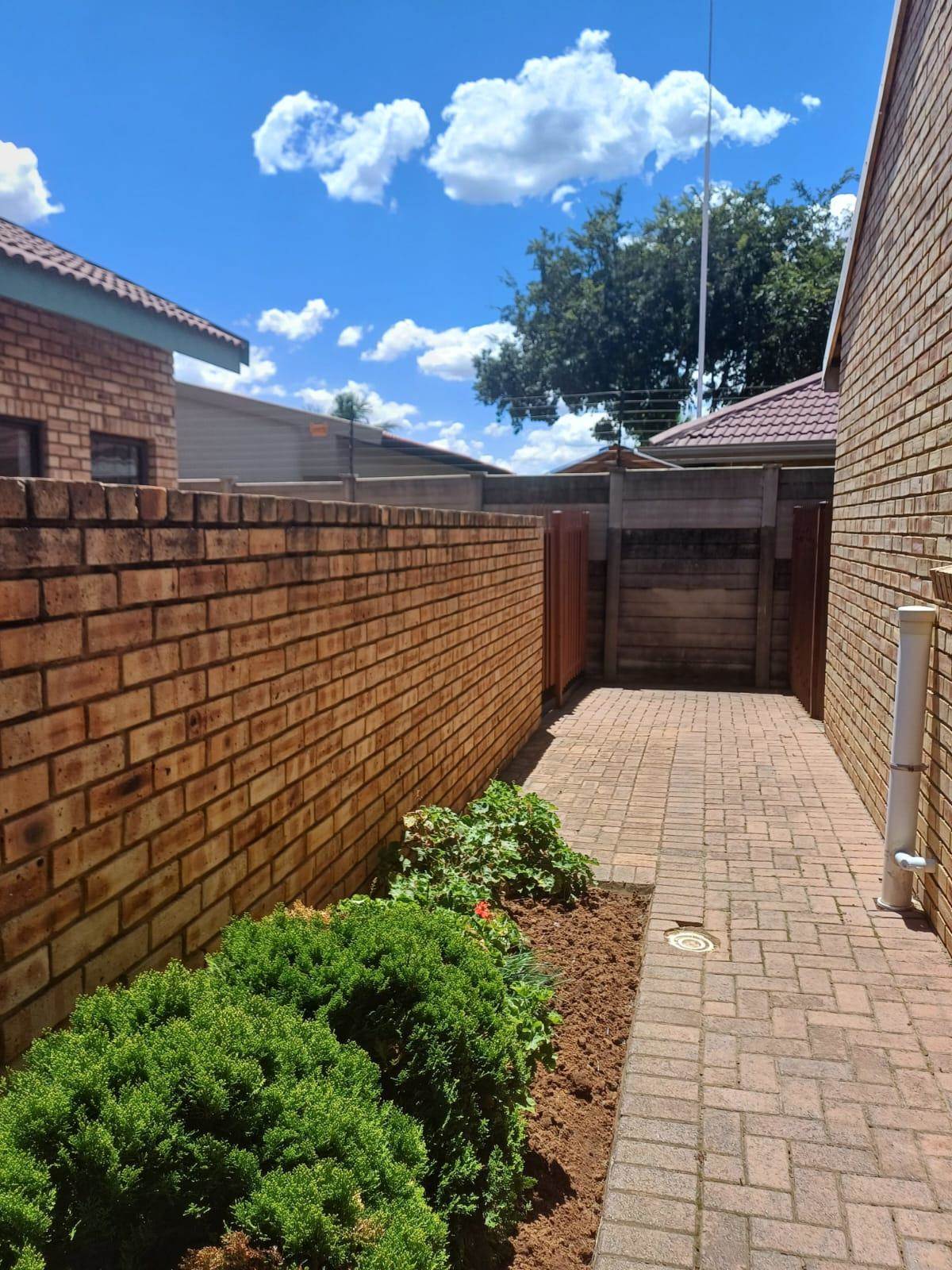 2 Bed Townhouse in Vaalpark photo number 6