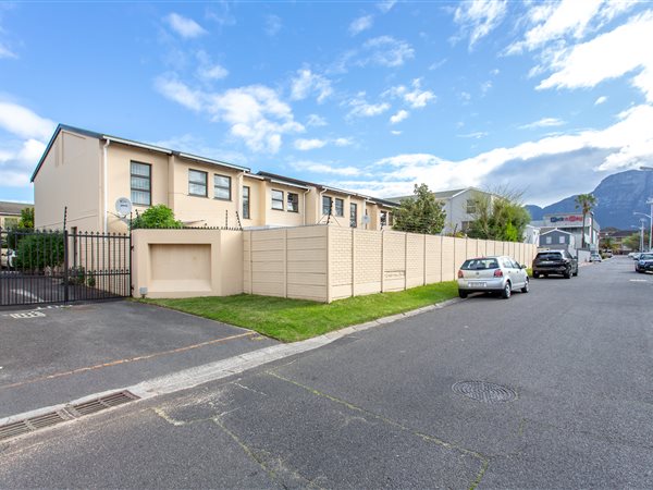 3 Bed Townhouse in Claremont