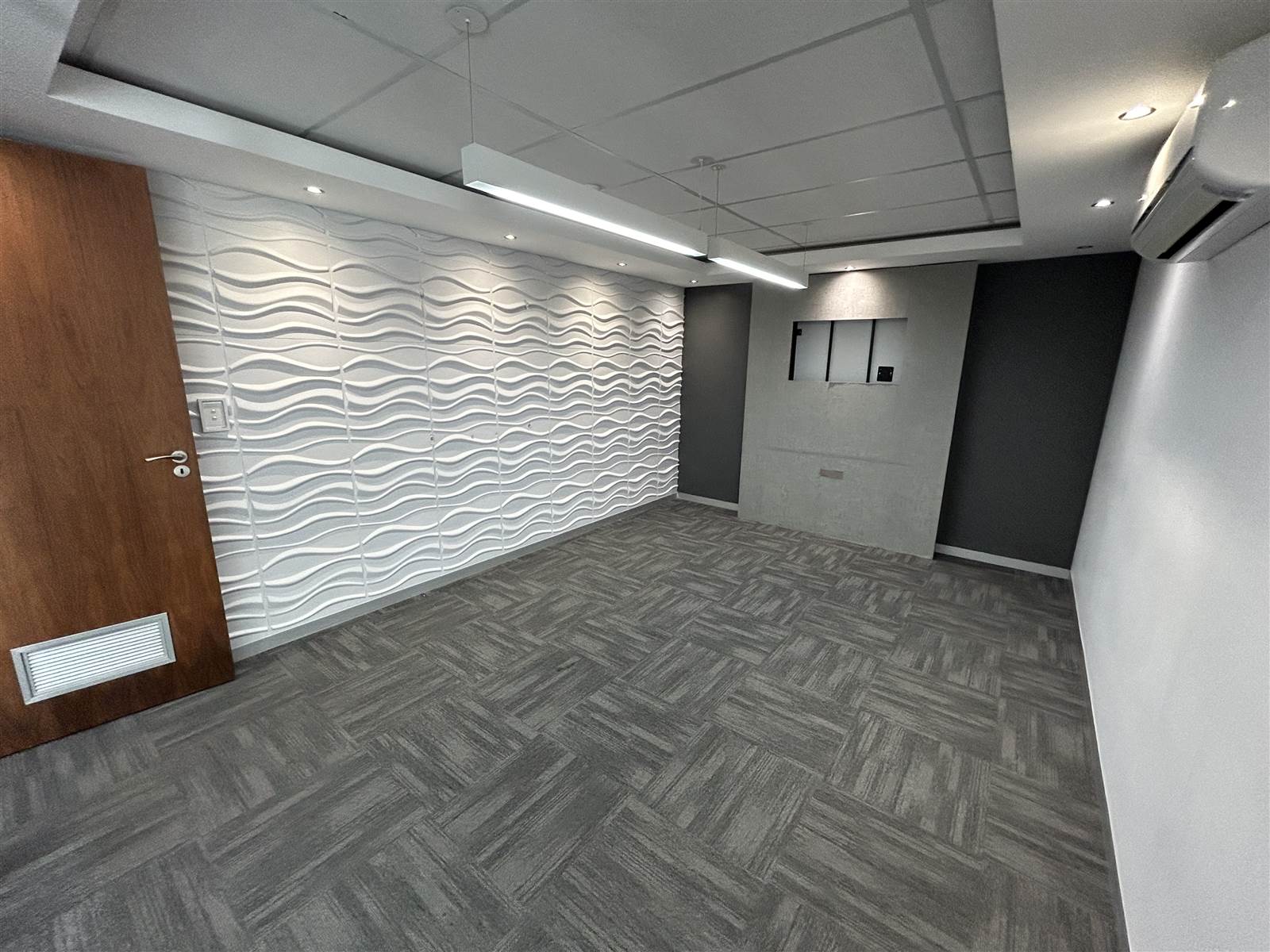 160  m² Commercial space in Tyger Valley photo number 2