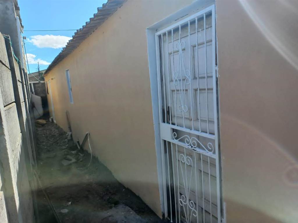 2 Bed House in Manenberg photo number 7