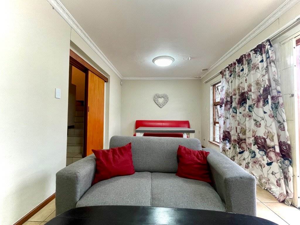 3 Bed Apartment in Wynberg photo number 7