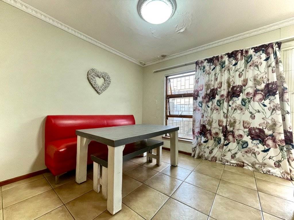 3 Bed Apartment in Wynberg photo number 6