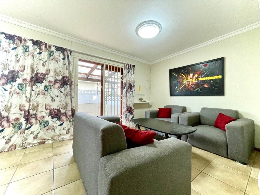 3 Bed Apartment in Wynberg photo number 1