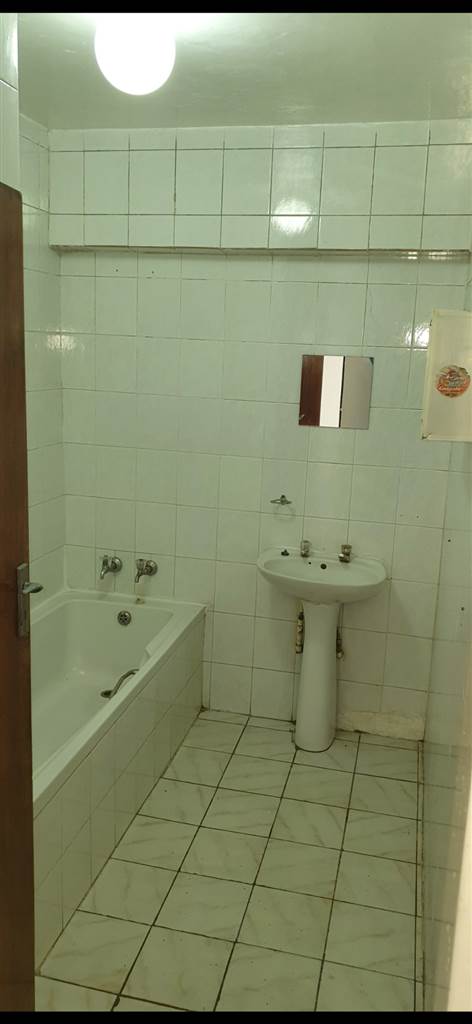 2 Bed Flat in Eastleigh photo number 12