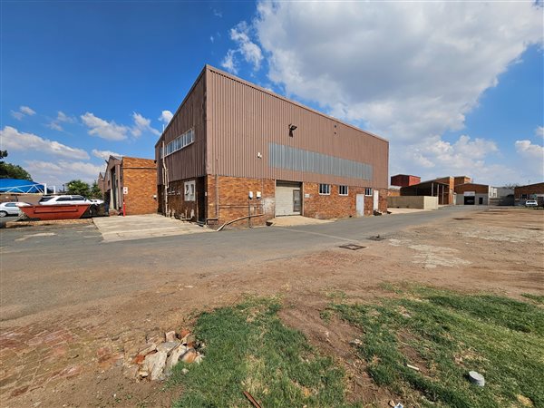 371  m² Industrial space