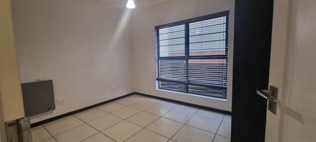 3 Bed Apartment in Fourways photo number 14
