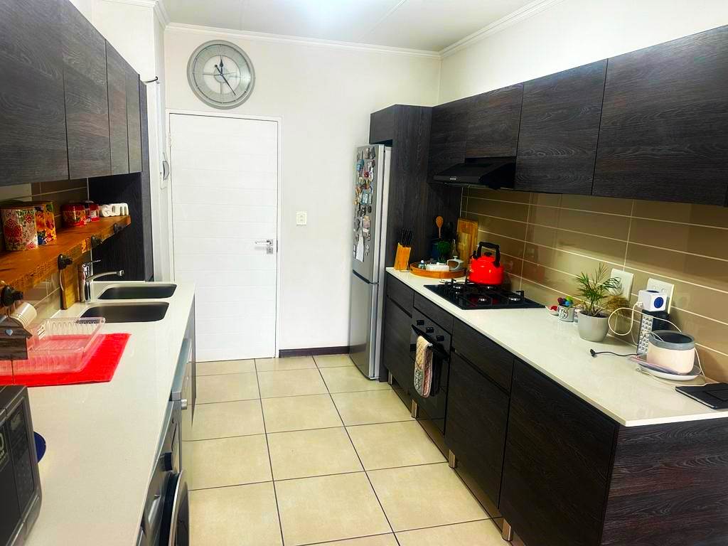 1 Bed Apartment in Olivedale photo number 4