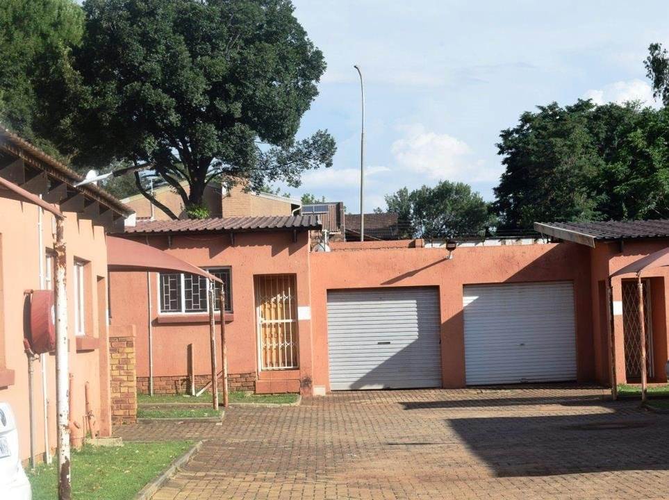 3 Bed Townhouse in Rensburg photo number 13