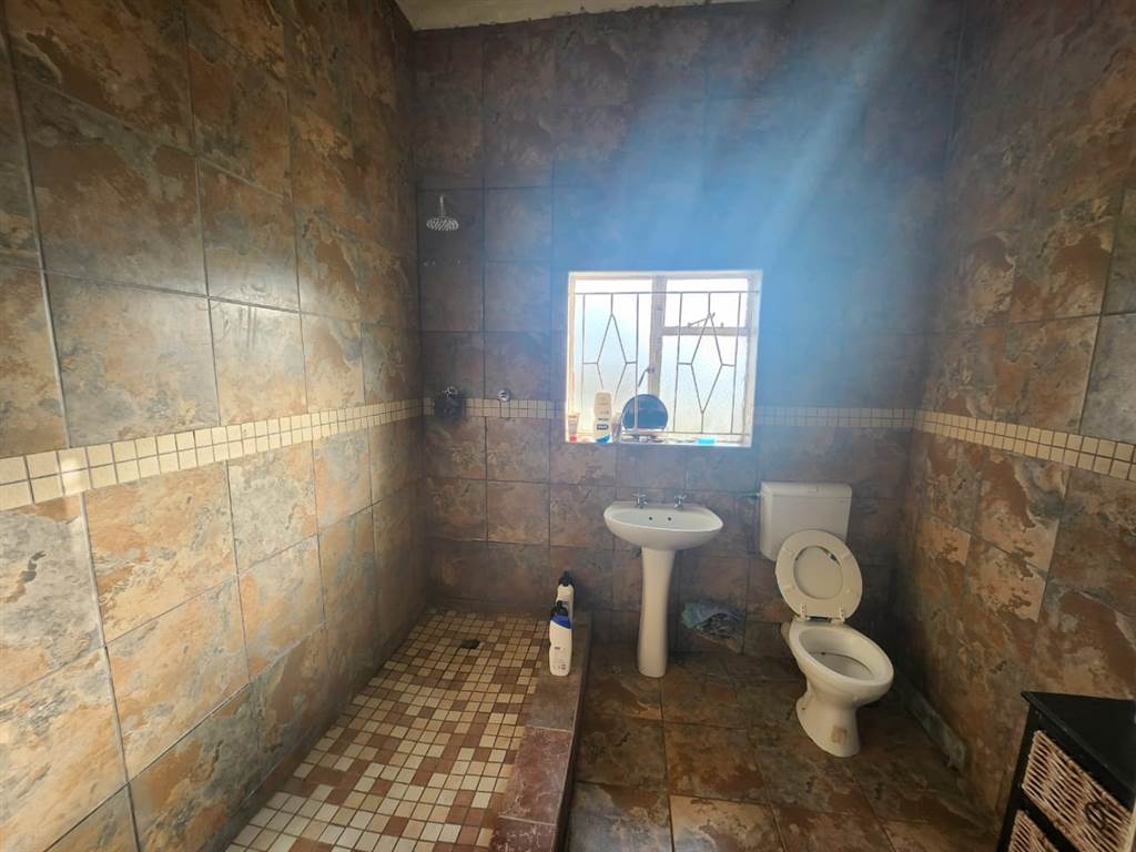 4 Bed House in Mafikeng photo number 14