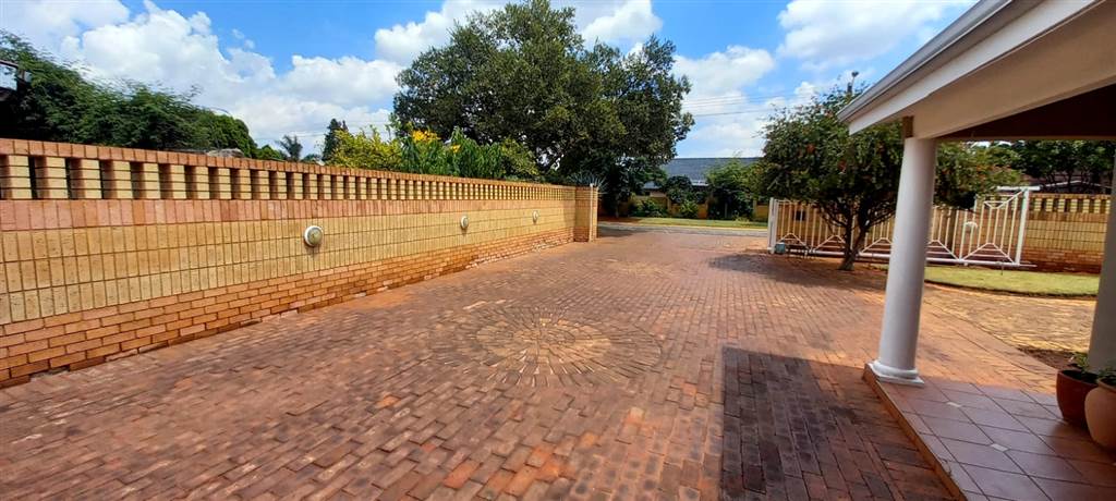 4 Bed House in Lenasia photo number 4