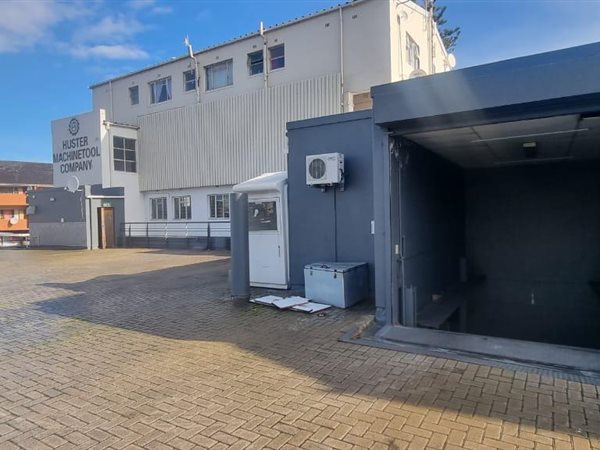 824  m² Commercial space