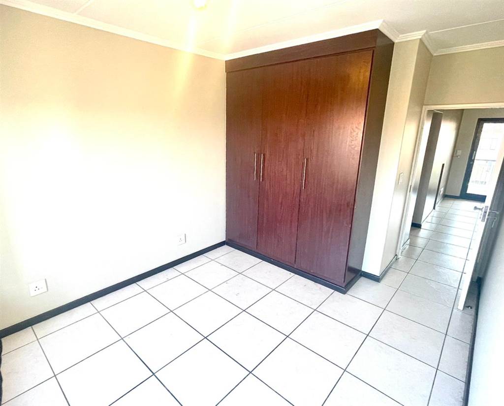 2 Bed Apartment in Greenstone Hill photo number 8