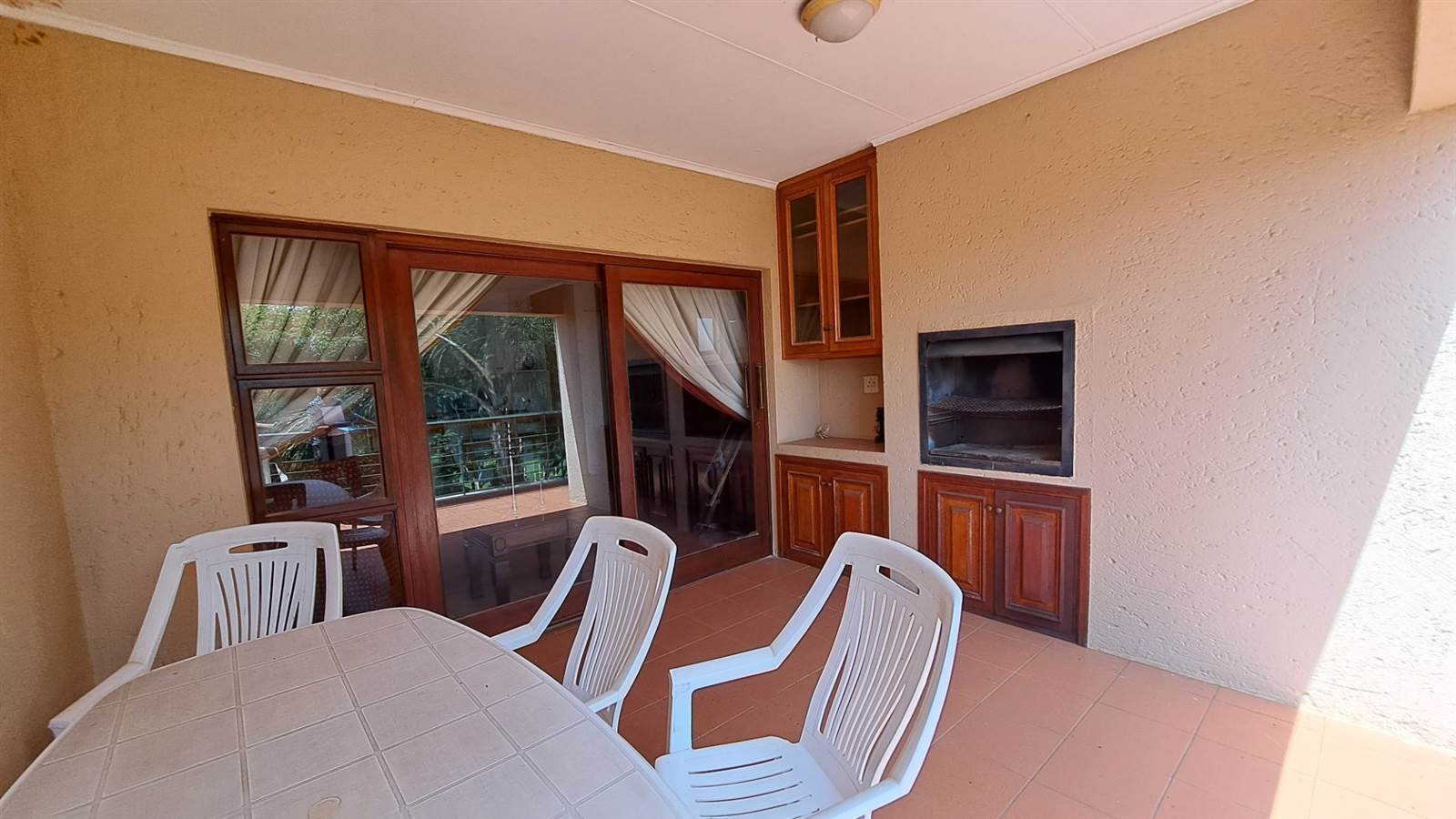 2 Bed Apartment in Hartbeespoort Dam photo number 9