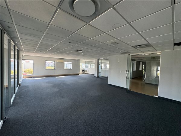 425  m² Commercial space