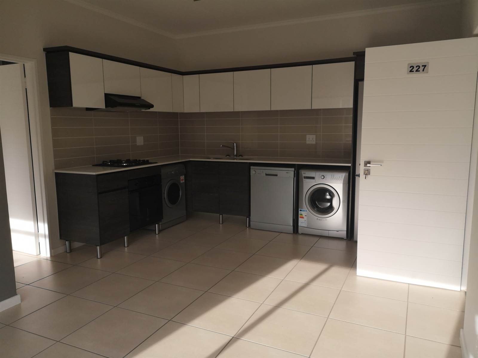 1 Bed Apartment in Greenstone Hill photo number 3