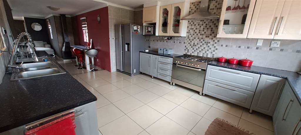 4 Bed House in Klipspruit West photo number 11