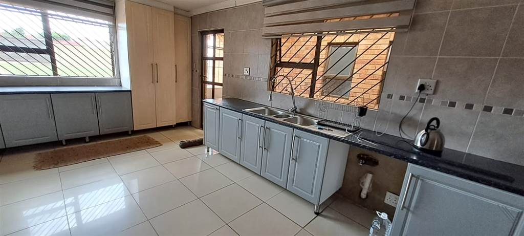 4 Bed House in Klipspruit West photo number 12