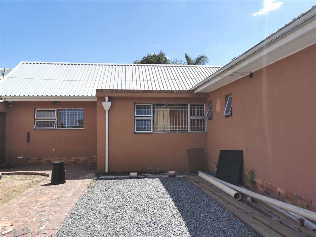 3 Bed House in Parow Central photo number 4