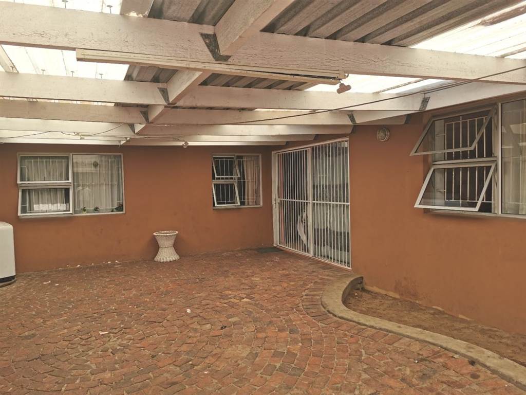 3 Bed House in Parow Central photo number 3