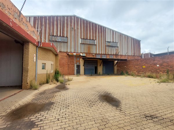 2 758  m² Industrial space