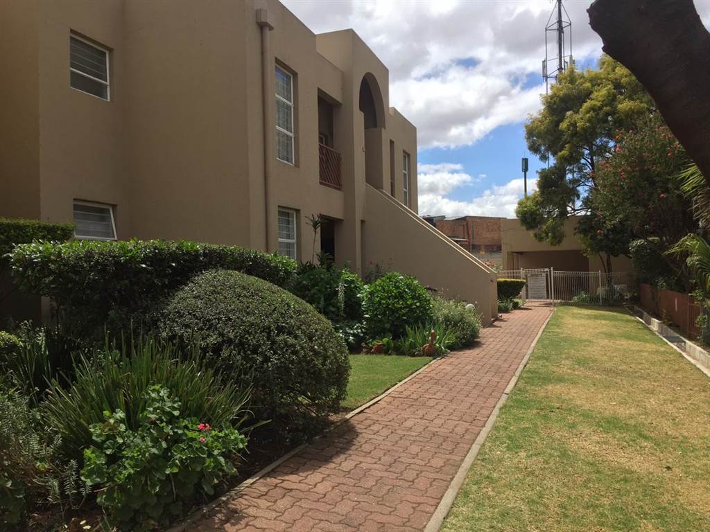 3 Bed Townhouse in Brackendowns photo number 18
