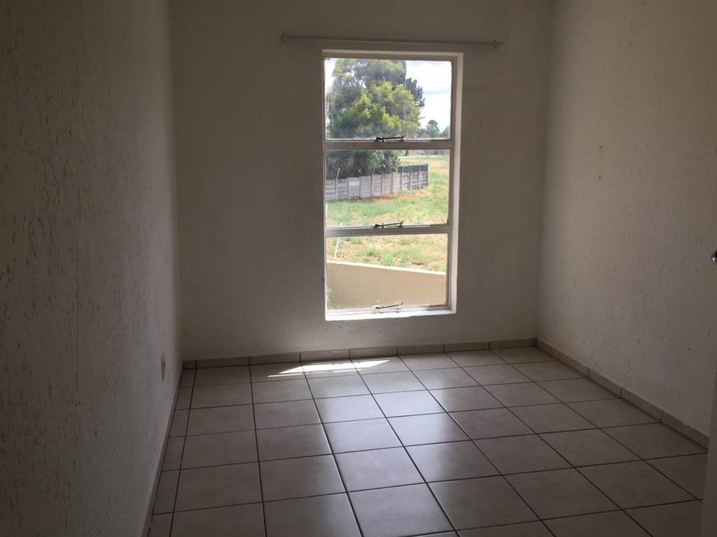 3 Bed Townhouse in Brackendowns photo number 12