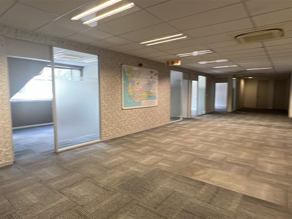 946  m² Commercial space