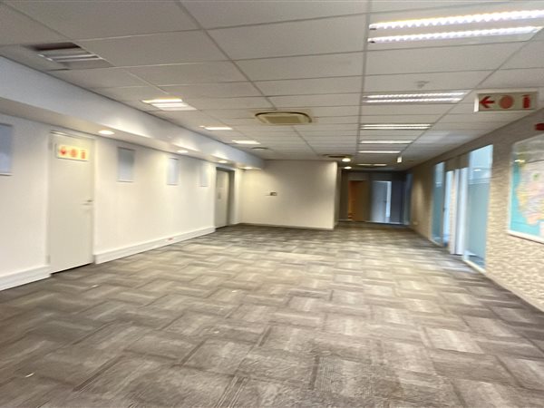 946  m² Commercial space