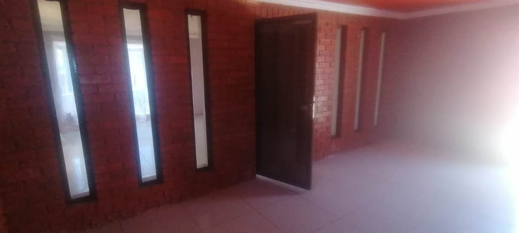 2 Bed House in Lenasia photo number 19