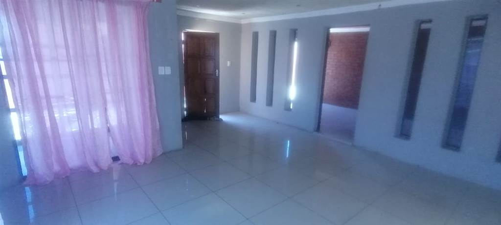 2 Bed House in Lenasia photo number 27