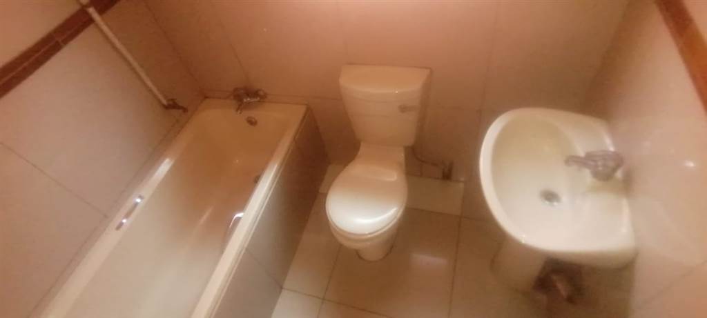 2 Bed House in Lenasia photo number 10