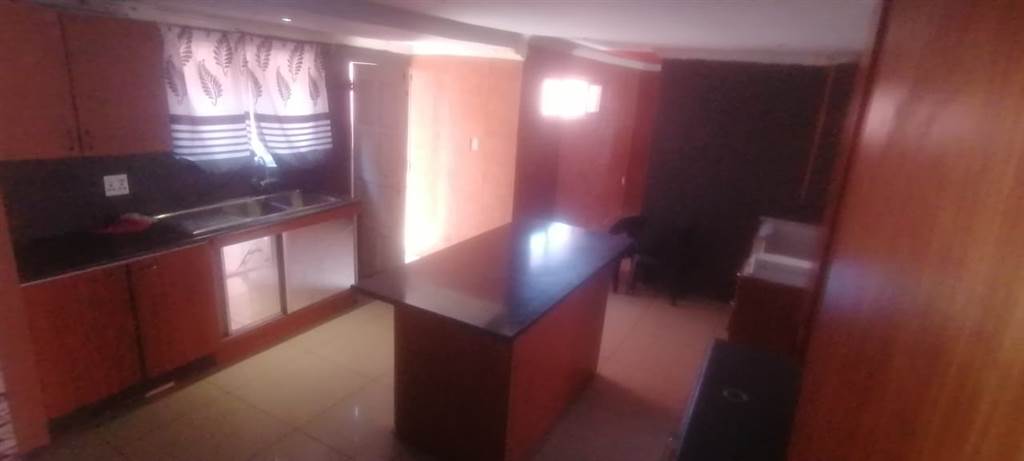 2 Bed House in Lenasia photo number 8