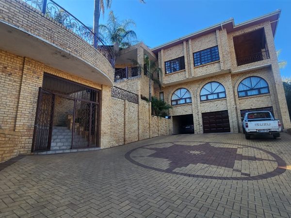 6 Bed House in Bassonia