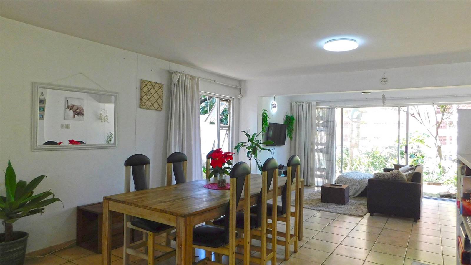 3 Bed Townhouse in Amanzimtoti photo number 2