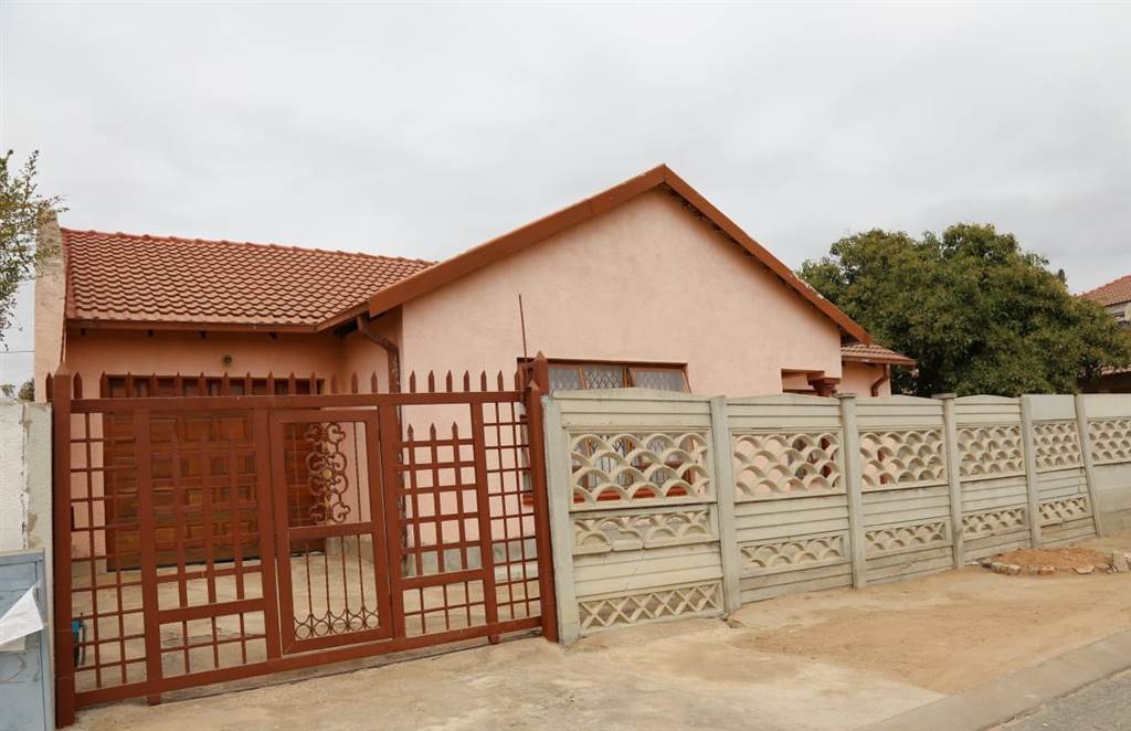 2 Bed House in Madiba Park photo number 3