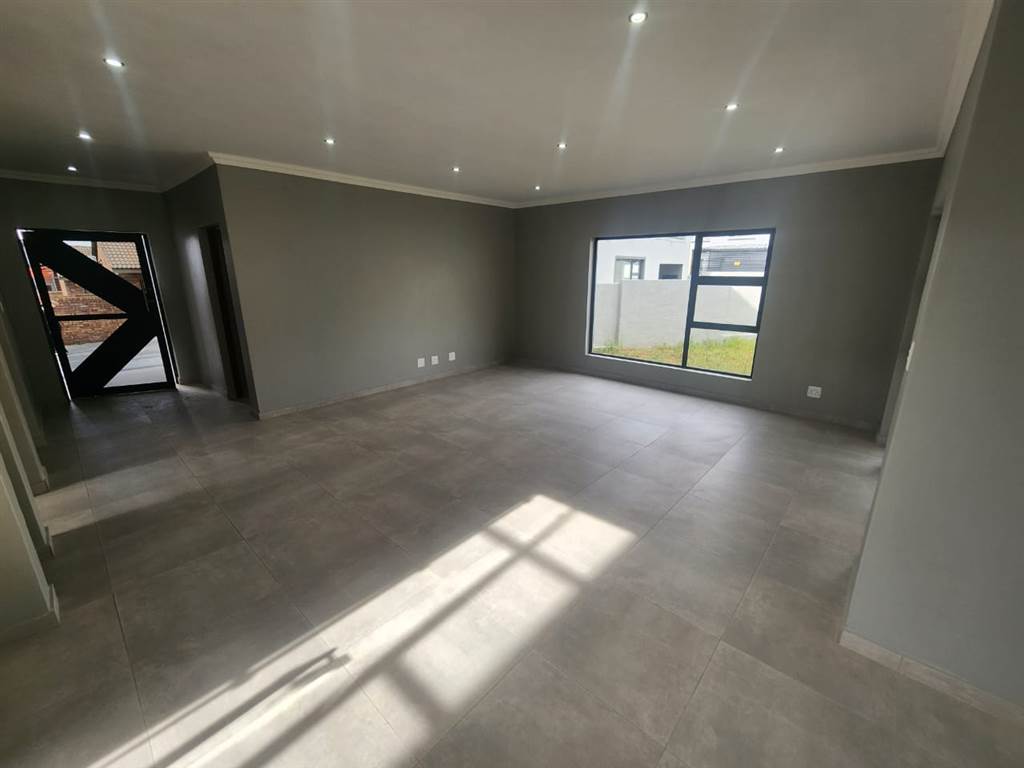4 Bed Townhouse in Roodeplaat photo number 10