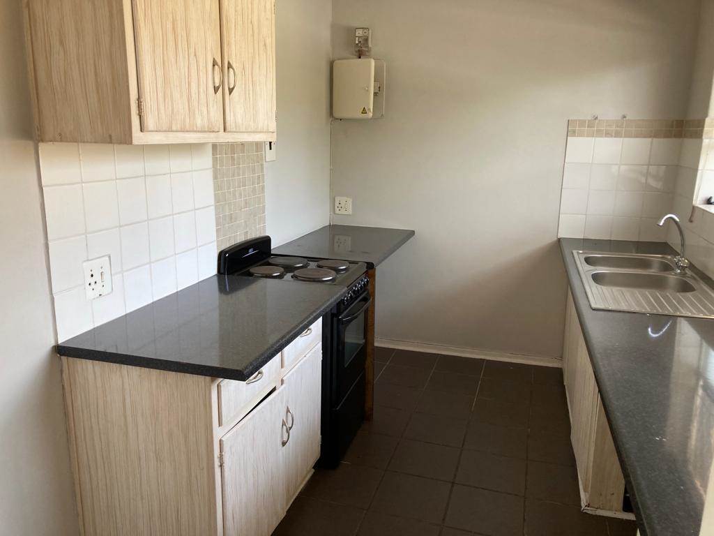 1.5 Bed Apartment in Johannesburg Central and CBD photo number 10