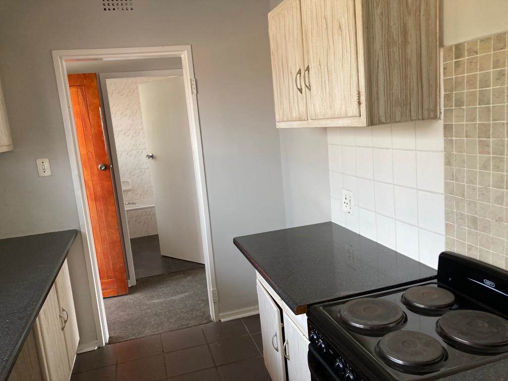 1.5 Bed Apartment in Johannesburg Central and CBD photo number 6