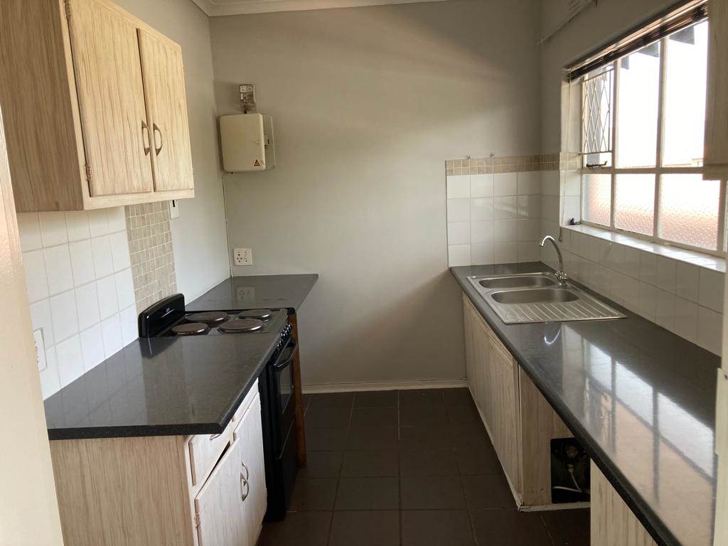 1.5 Bed Apartment in Johannesburg Central and CBD photo number 7