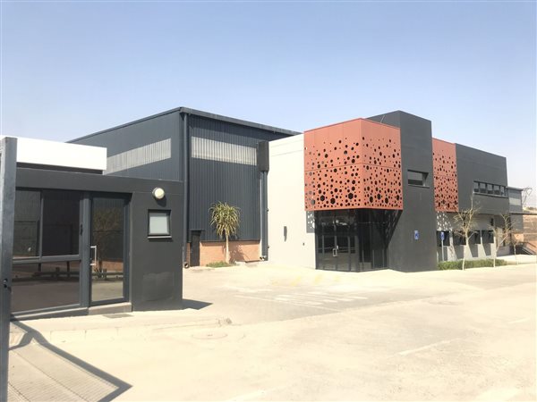 3 703  m² Industrial space