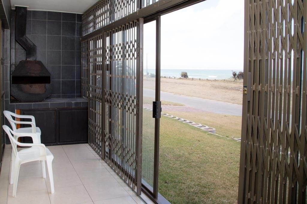 2 Bed Apartment in Jeffreys Bay photo number 10
