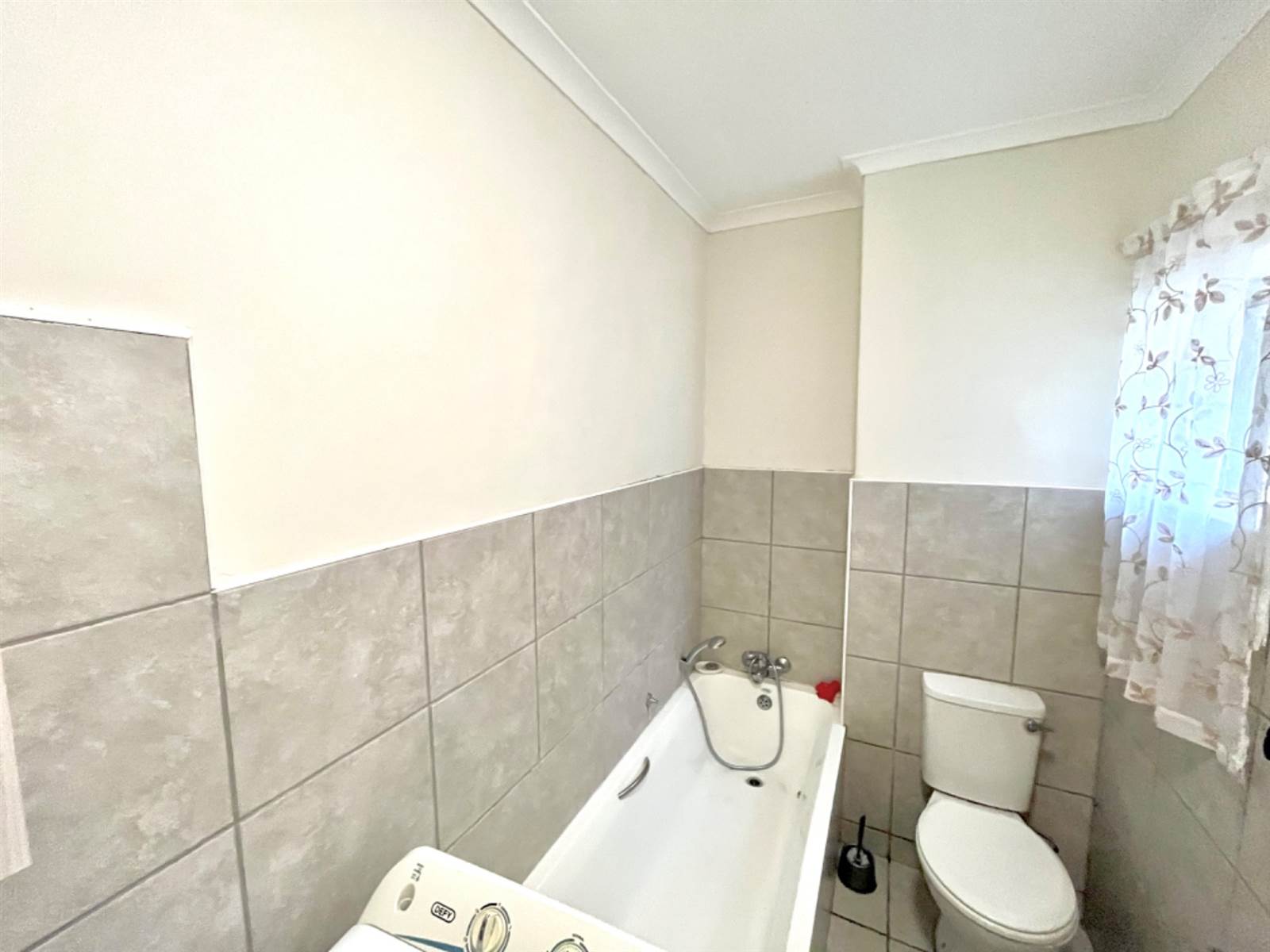 2 Bed Apartment in Nelspruit photo number 9