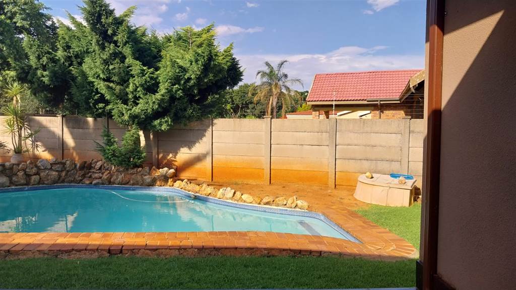 3 Bed House in Meredale photo number 15