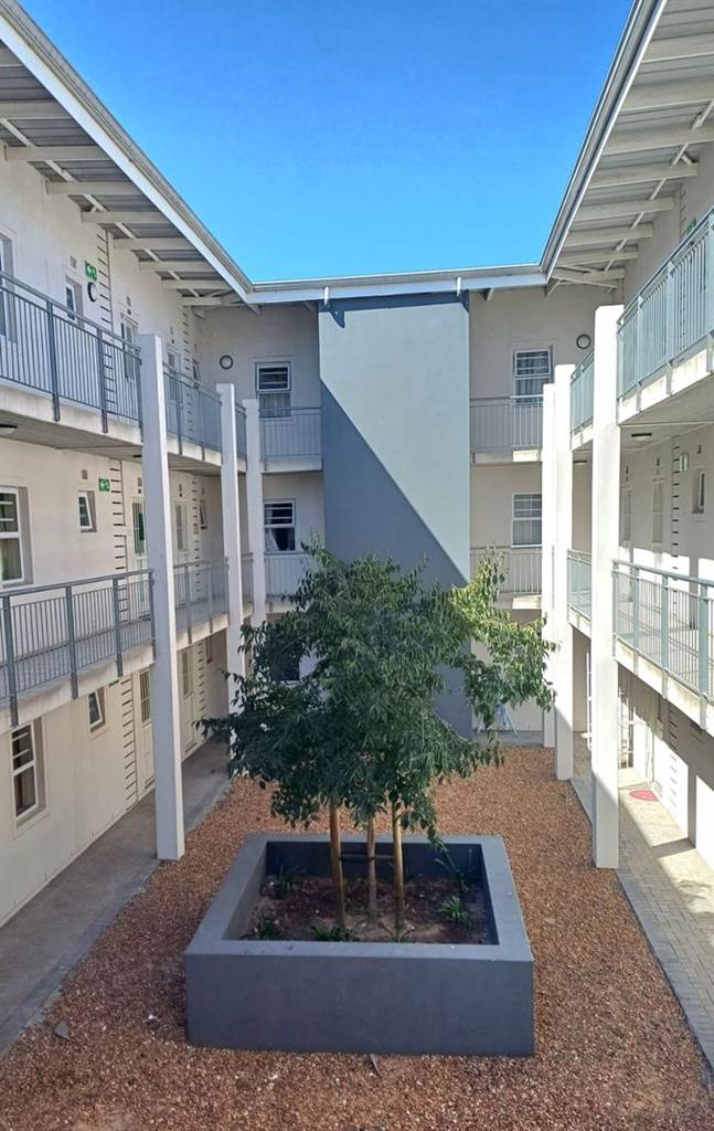 2 Bed Apartment in Bellville South photo number 12