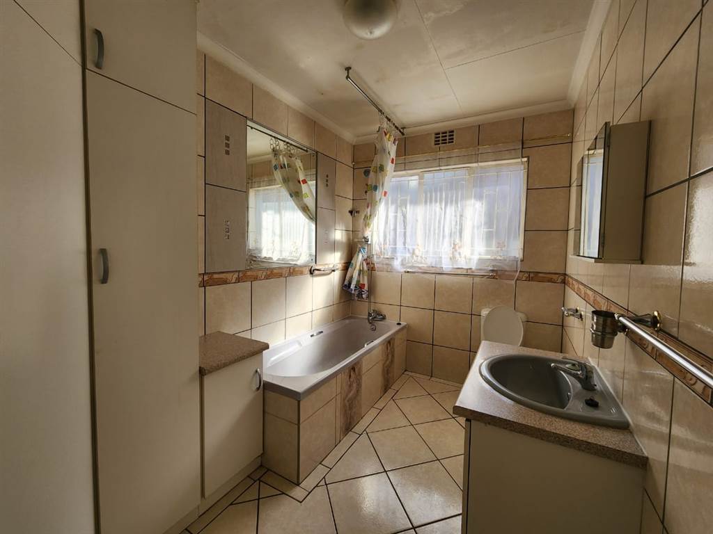 3 Bed House in Oberholzer photo number 10