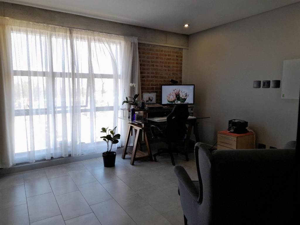 1 Bed Apartment in Tableview photo number 4