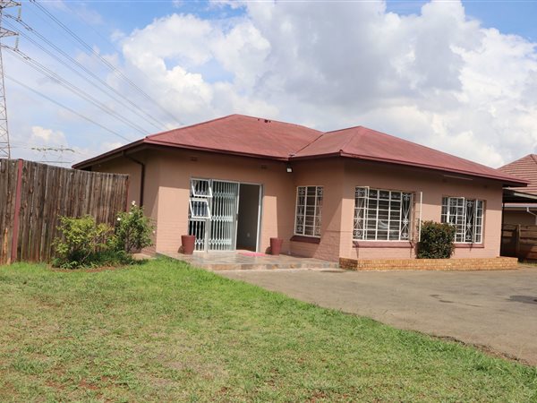 3 Bed House in Three Rivers North