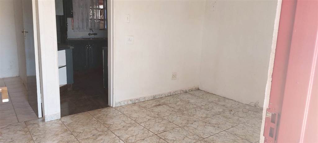 2 Bed House in Lenasia photo number 8
