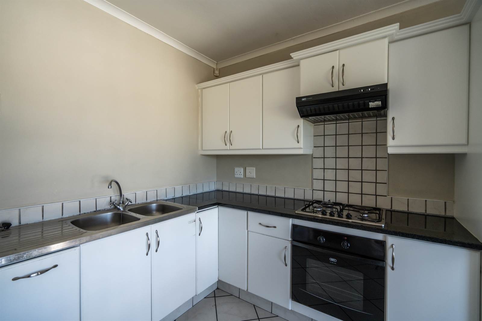 2 Bed Apartment in Grahamstown Central photo number 5
